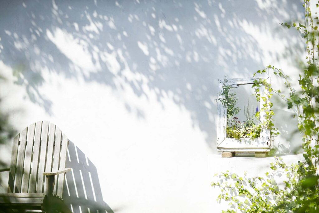 一軒家貸切で芝生とグリーンのガーデンに囲まれたリゾート＆ナチュラルな白い塗り壁や古材のベンチのあるフォトウエディングにも最適な東京都世田谷区の撮影スタジオエコロ