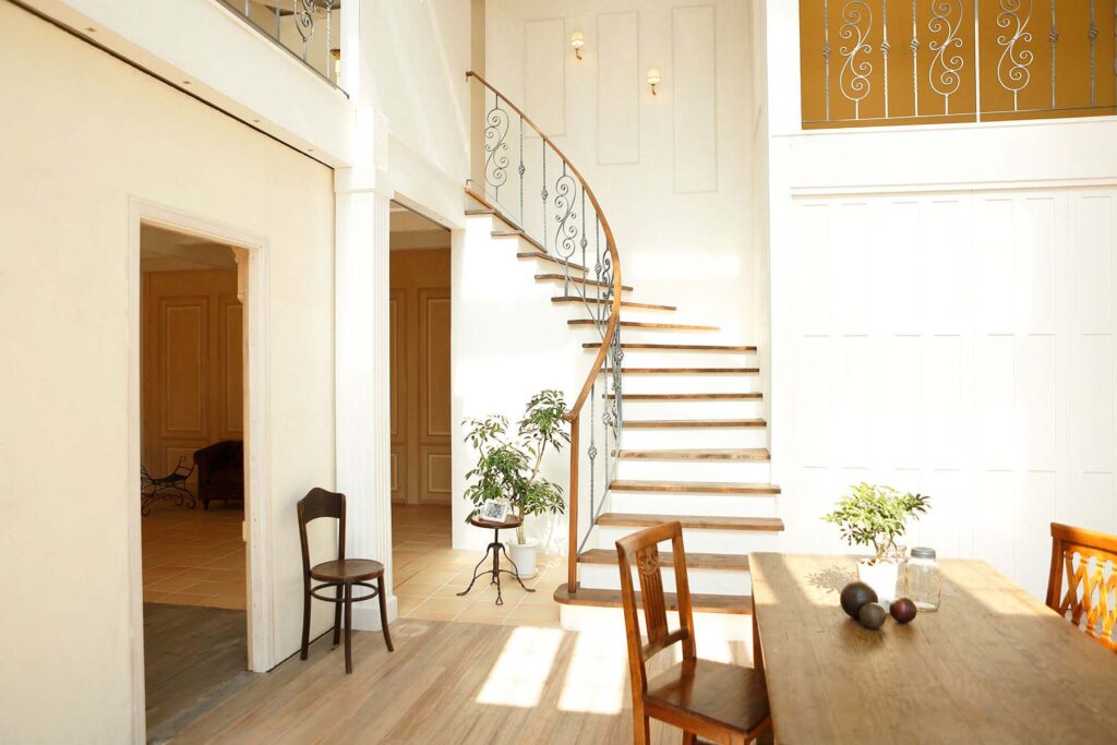 リゾート＆ナチュラルな庭付き一軒家貸切で芝生とグリーンのガーデンに囲まれた吹き抜けの天井の高いロフトもあるリビングルームやダイニングには白壁と無垢フローリング床やアーチ階段のある東京都世田谷区の撮影スタジオエコロ